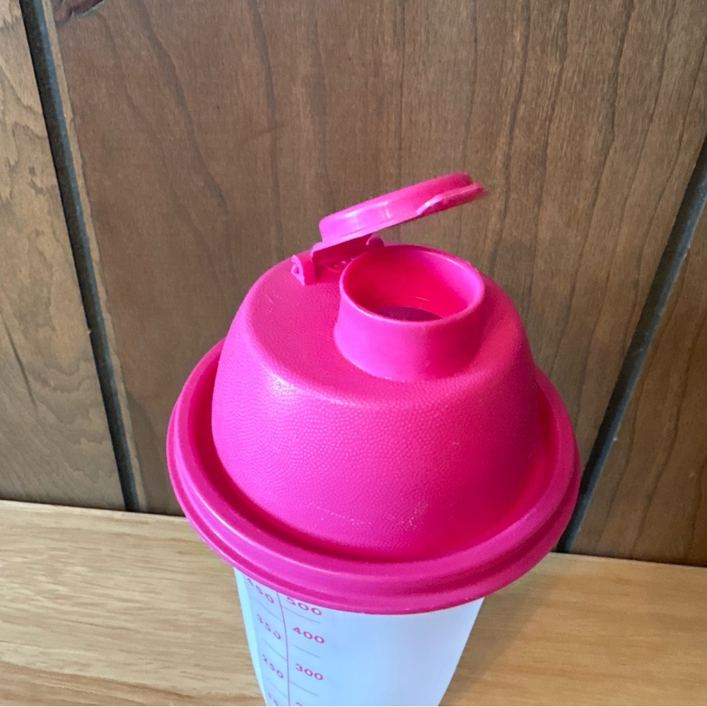 Tupperware Quick Shake Container - Picture 3 of 6